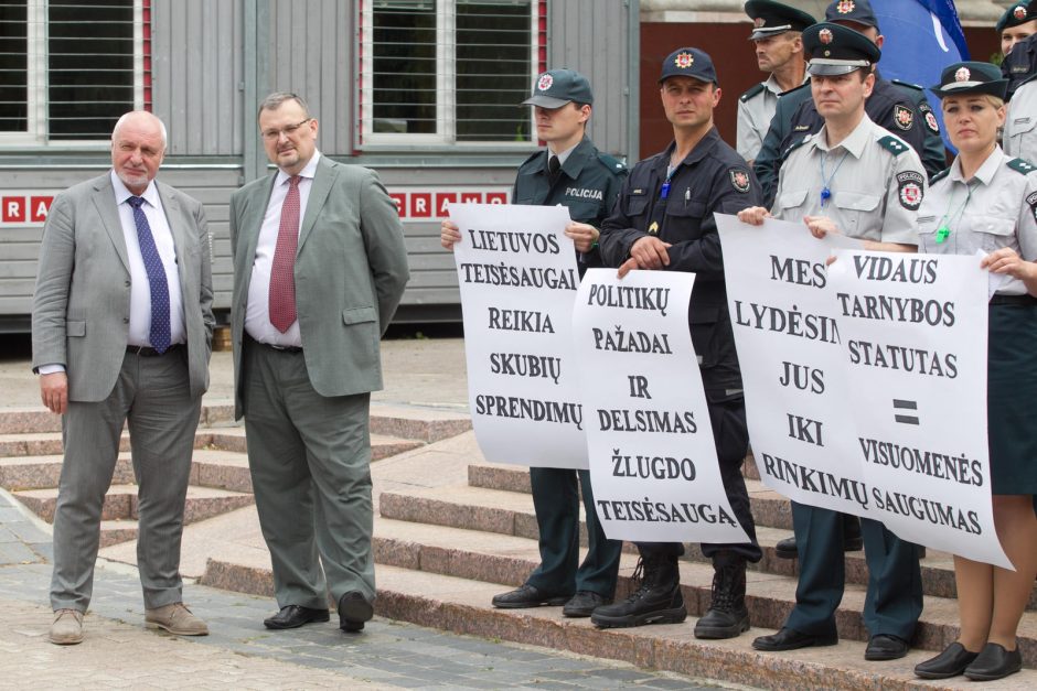 Pareigūnai reikalauja papildomų socialinių garantijų