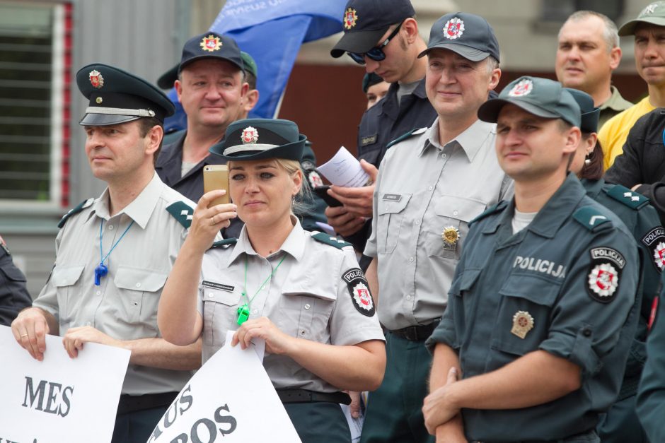 Pareigūnai reikalauja papildomų socialinių garantijų