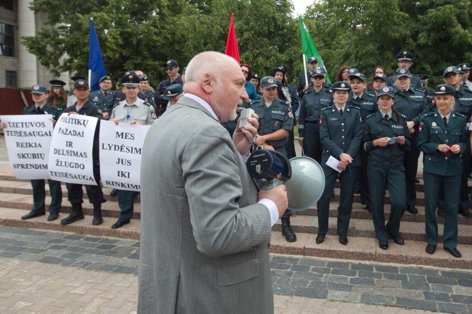 Pareigūnai reikalauja papildomų socialinių garantijų