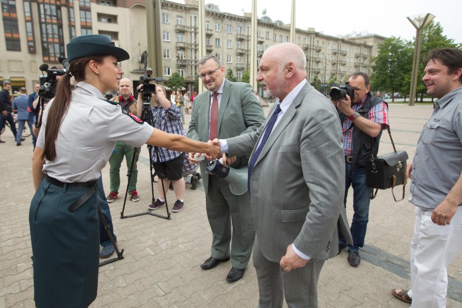 Pareigūnai reikalauja papildomų socialinių garantijų