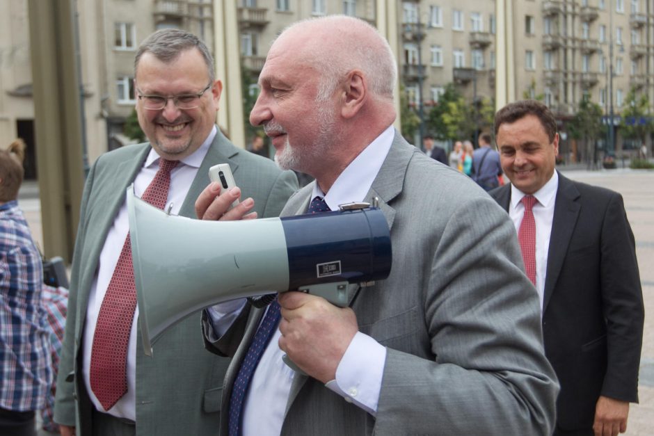 Pareigūnai reikalauja papildomų socialinių garantijų