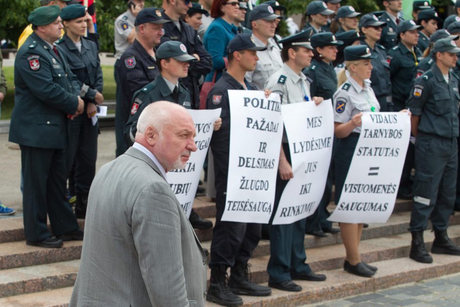 Pareigūnai reikalauja papildomų socialinių garantijų