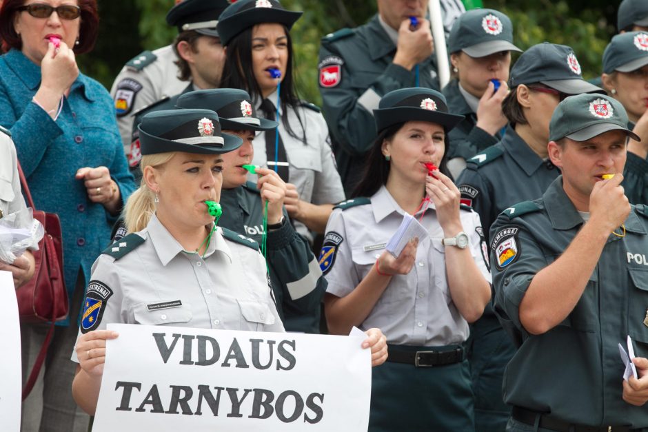 Pareigūnai reikalauja papildomų socialinių garantijų