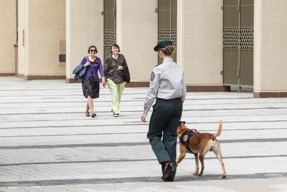 Pareigūnai reikalauja papildomų socialinių garantijų