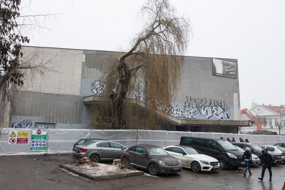 Griaunamas istorinis sovietmečiu statytas kino teatras „Lietuva“