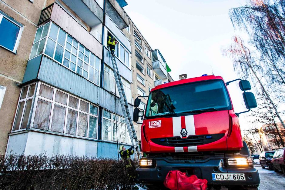 Kaune gaisras smarkiai nuniokojo butą