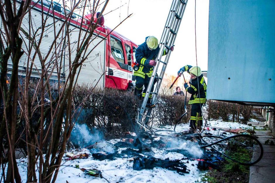 Kaune gaisras smarkiai nuniokojo butą