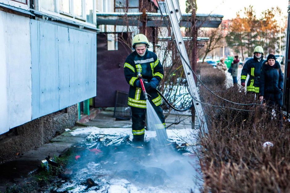 Kaune gaisras smarkiai nuniokojo butą