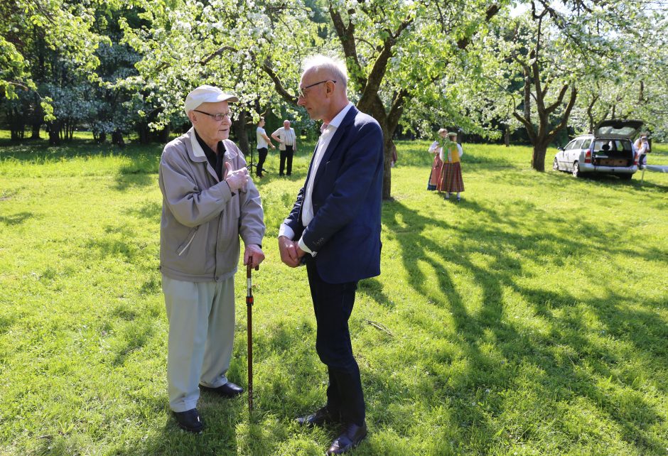 Obelynėje skambėjo himnai gegutei, pavasariui ir jaunystei