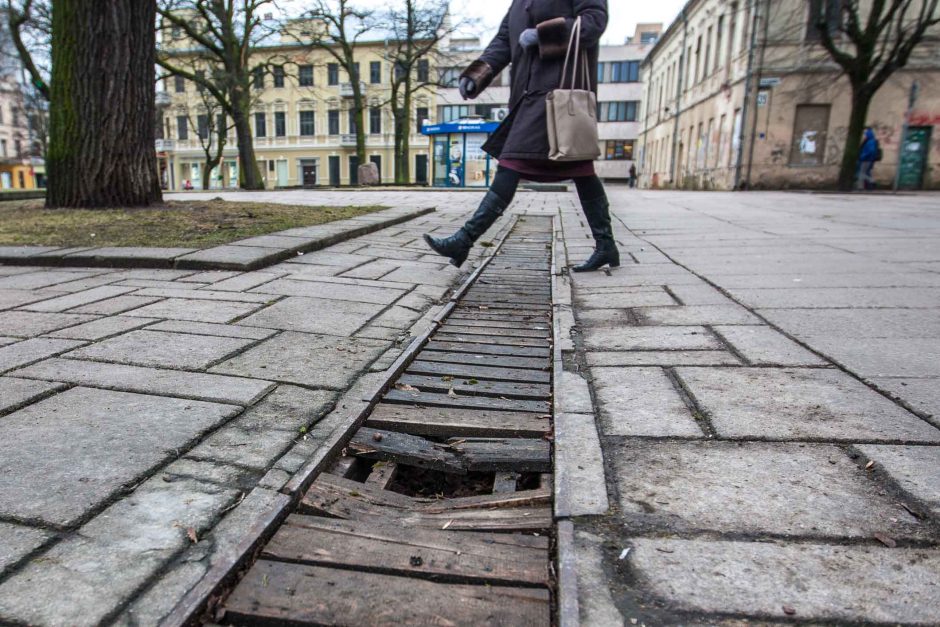 Pašaipų sulaukusių grotelių Laisvės alėjoje nebeliks