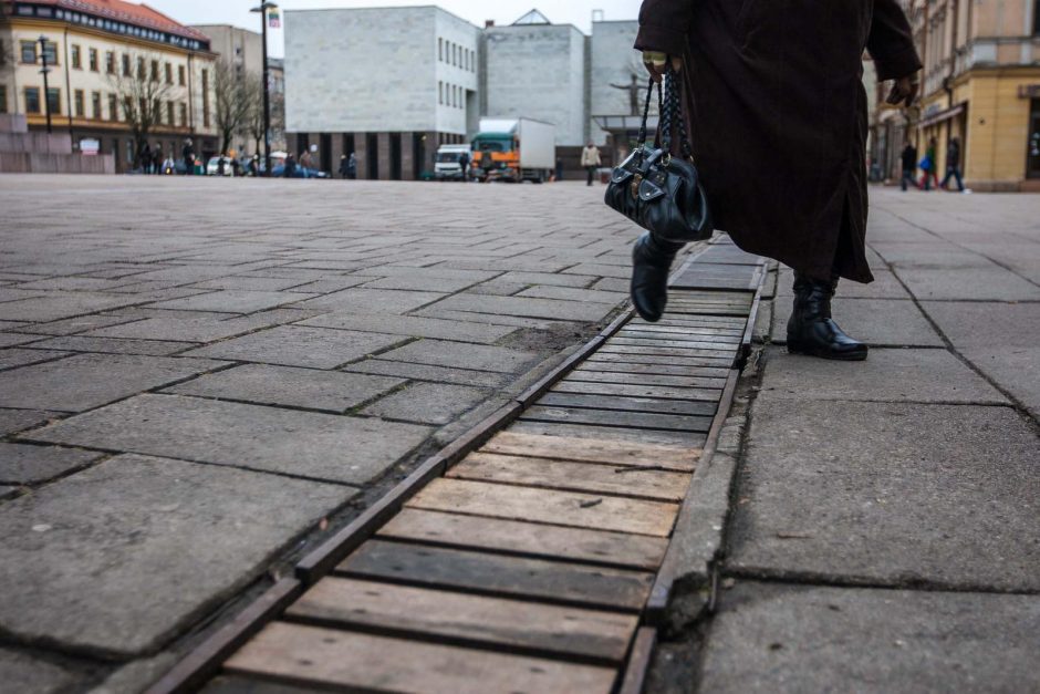 Pašaipų sulaukusių grotelių Laisvės alėjoje nebeliks