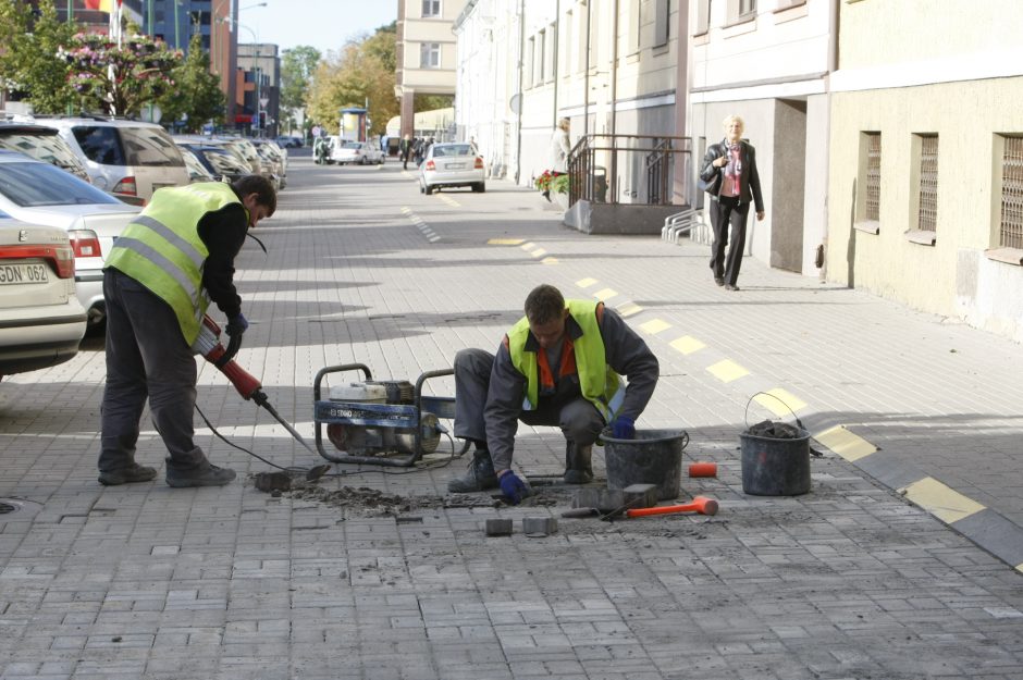 Prie savivaldybės keičia suskilusias trinkeles