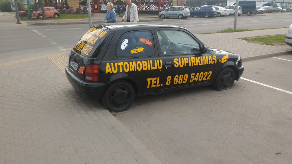 Kauniečius piktina reklaminiai automobiliai