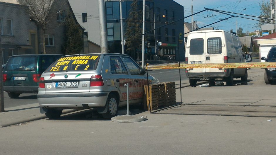 Kauniečius piktina reklaminiai automobiliai