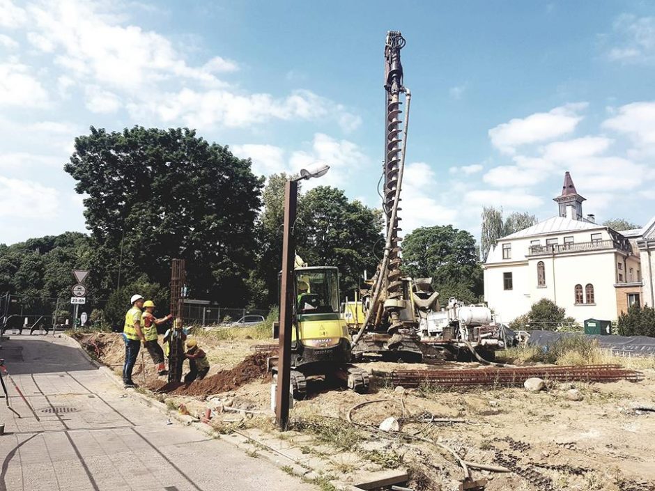 Jėzuitų gimnazija velkasi naują drabužį