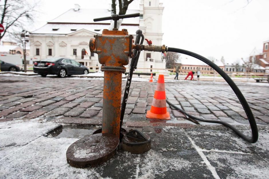 Ruoškite pačiūžas! Rotušės aikštėje jau liejama čiuožykla