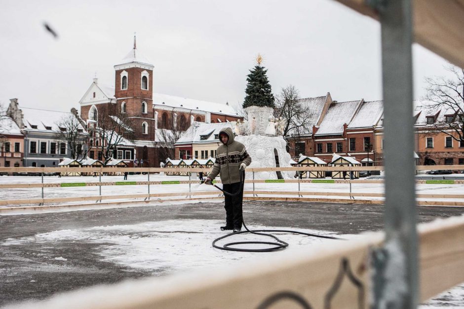 Ruoškite pačiūžas! Rotušės aikštėje jau liejama čiuožykla