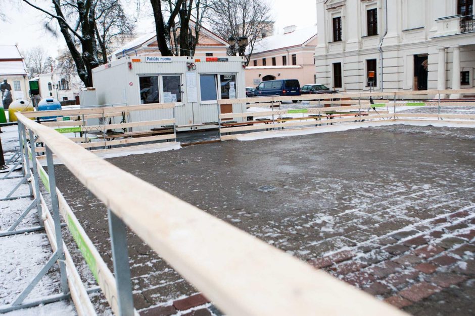 Ruoškite pačiūžas! Rotušės aikštėje jau liejama čiuožykla