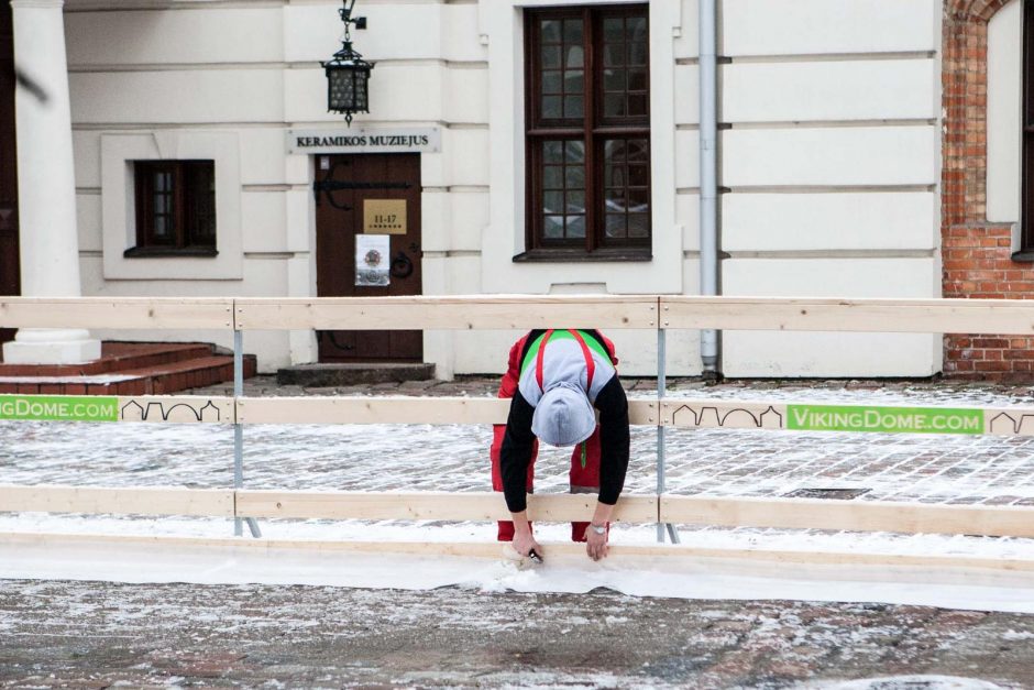 Ruoškite pačiūžas! Rotušės aikštėje jau liejama čiuožykla