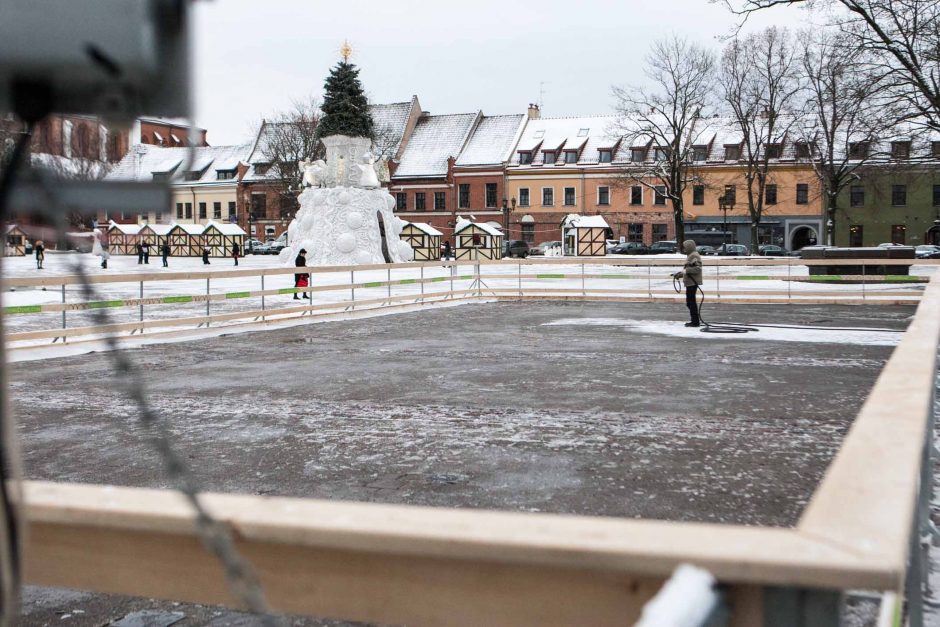 Ruoškite pačiūžas! Rotušės aikštėje jau liejama čiuožykla