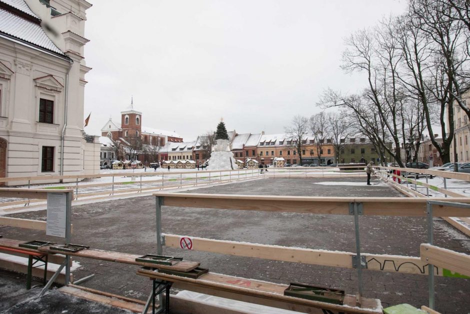 Ruoškite pačiūžas! Rotušės aikštėje jau liejama čiuožykla