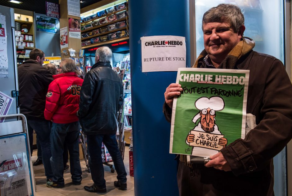 „Charlie Hebdo“ naujausias numeris pardavinėjamas už tūkstančius eurų