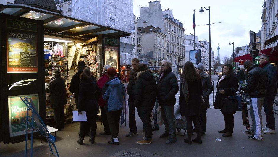 „Charlie Hebdo“ naujausias numeris pardavinėjamas už tūkstančius eurų