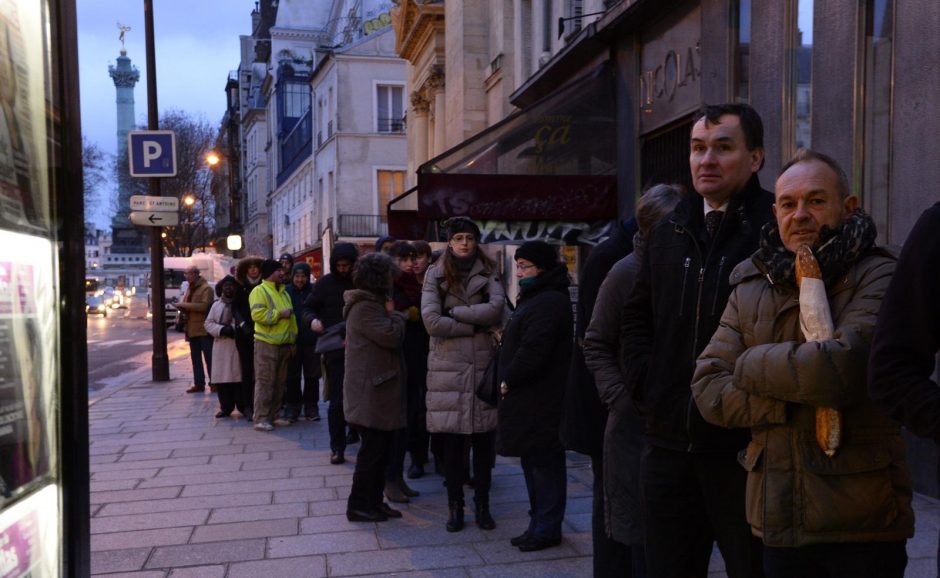 „Charlie Hebdo“ naujausias numeris pardavinėjamas už tūkstančius eurų