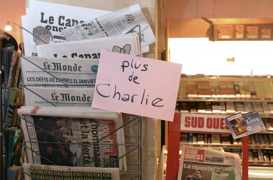 „Charlie Hebdo“ naujausias numeris pardavinėjamas už tūkstančius eurų