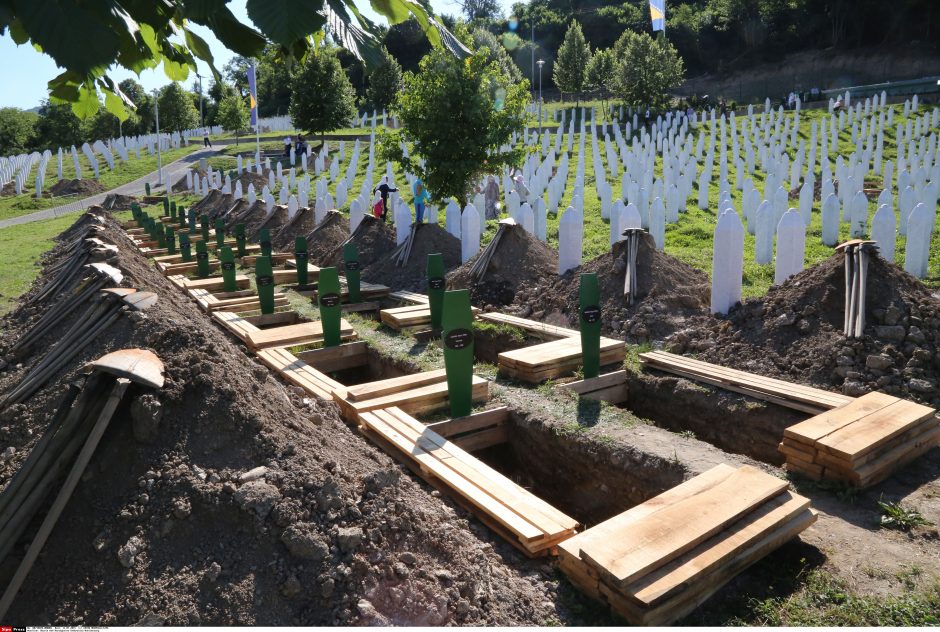 Srebrenicos metinės: Serbijos premjeras apmėtytas akmenimis