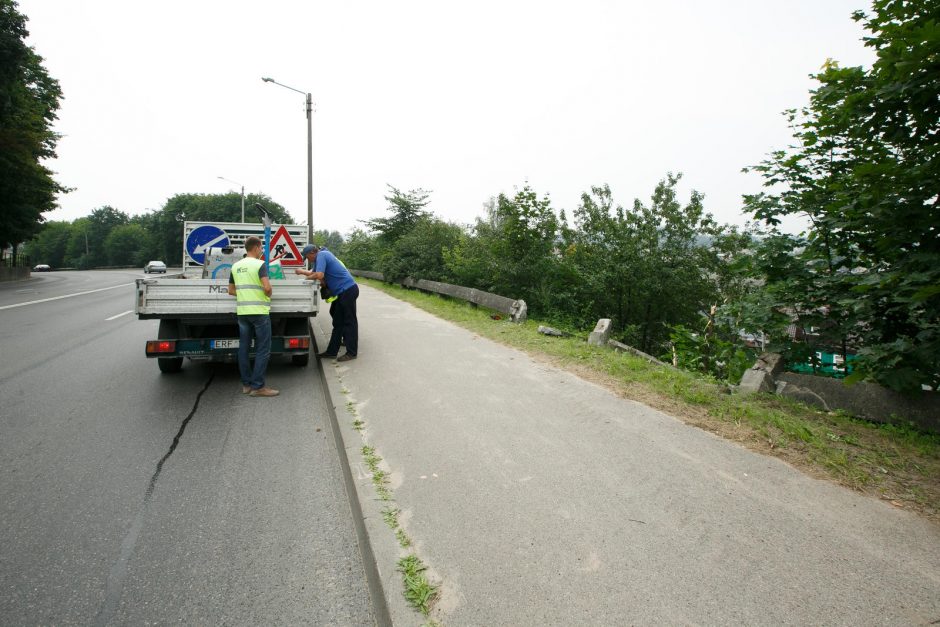 Vakare vyko nuo šlaito nusiritusio traktorius ištraukimo darbai