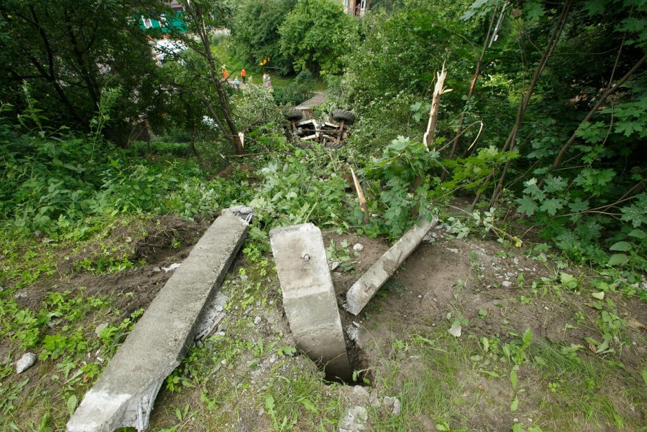 Vakare vyko nuo šlaito nusiritusio traktorius ištraukimo darbai