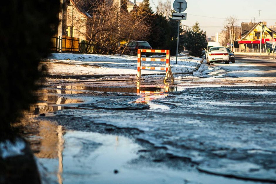 Dėl trūkusio vamzdžio gatvė pavirto bala