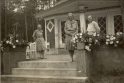 Kurortas: šioje 1930 m. fotografijoje Smiltynėje užfiksuotos poilsiautojos, vietos gyventojų tada čia buvo labai mažai.