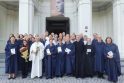 Balsai: jungtinis choras „Cantores Montis Pacis“, kartu su kolegomis atliksiantis kūrinių iš katalikų liturginės muzikos lobyno ir J. Naujalio.