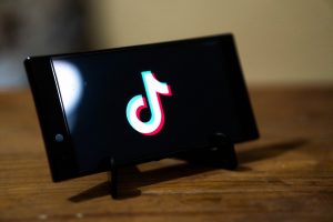 Keliolika JAV valstijų kreipėsi į teismą dėl „TikTok“ poveikio jaunimo psichikos sveikatai