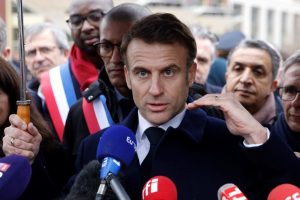 E. Macronas: komentaras dėl karių siuntimo į Ukrainą buvo apgalvotas