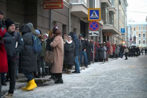 Tūkstančiai rusų stovi eilėse palaikyti Rusijos antikarinį aktyvistą