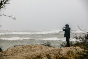 Vėtros padariniai Klaipėdos apskrityje: medžiai virto ir ant tvorų, ir ant elektros laidų