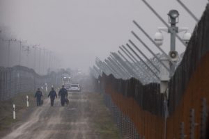 Vengrijos sprendimas dėl vizų kelia susirūpinimą: šalis tampa Trojos arkliu rusams ir baltarusiams