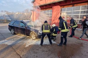 Nekasdienis įvykis: į ugniagesių kiemą įskriejo degantis automobilis