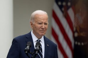 „Politico“: Ukraina spaudžia J. Bideną atšaukti draudimą naudoti JAV ginklus Rusijos teritorijoje