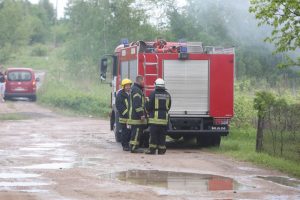 Raseinių rajone atvira liepsna dega ūkinis pastatas