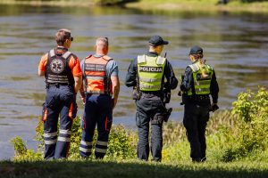 Tragedija Vilniuje: į Nerį įvažiavo automobilis, žmogus viduje – miręs