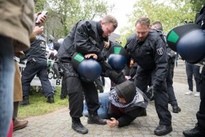 Demonstracijoms plintant po Europą, Berlyno policija išvaikė propalestinietiškus studentus