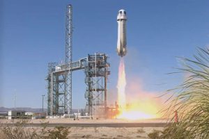 „Blue Origin“ pirmą kartą nuo 2022-ųjų paleido turistus į kosmosą