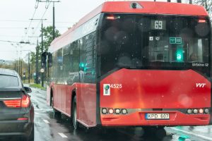 Sostinėje, staigiai stabdant autobusams, susižalojo dvi moterys