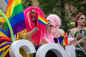 Skundas dėl LGBT+ eitynių: dalyvis rodė nepagarbius gestus Krikščionių sąjungos nariams