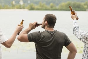 Sugėrovų „linksmybės“: metė į žmogų butelį