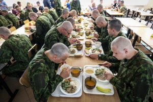 Mitas ar tiesa, kad lietuvių kariai maitinami kitaip nei NATO sąjungininkų?